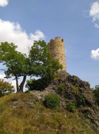 TIP NA VÝLET: Víte, že věž hradu Skalka sloužila jako hladomorna? Vězni na její zdi psali vzkazy