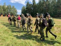 FOTO: Mise, noční poplachy, salutování. V Žerotíně na Lounsku pořádají nadšenci Army tábor