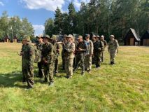 FOTO: Mise, noční poplachy, salutování. V Žerotíně na Lounsku pořádají nadšenci Army tábor