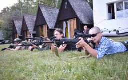 FOTO: Mise, noční poplachy, salutování. V Žerotíně na Lounsku pořádají nadšenci Army tábor