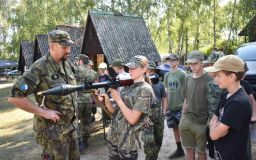 FOTO: Mise, noční poplachy, salutování. V Žerotíně na Lounsku pořádají nadšenci Army tábor