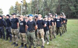 FOTO: Mise, noční poplachy, salutování. V Žerotíně na Lounsku pořádají nadšenci Army tábor