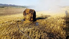 Hasiči na Lounsku hasili v podvečer balíkovač na poli. Shořely tři balíky sena