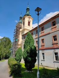 V Ročově skončila rekonstrukce veřejného osvětlení. Zakončila ji instalace historizujících lamp