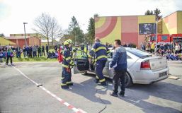 FOTO: Autonehoda, požár, vyproštění osob. Den se záchranáři si užily desítky dětí