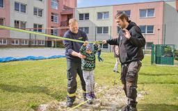 FOTO: Autonehoda, požár, vyproštění osob. Den se záchranáři si užily desítky dětí