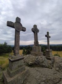 TIP NA VÝLET: Tajemné Tři Kříže v Slavkovském lese provází několik legend. Upolínová louka je zase domovem vzácných rostlin