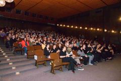 NAPSALI JSTE NÁM: Podbořanské gymnázium uspořádalo charitativní koncert na pomoc ukrajinské škole. Na akci se vybralo 30 tisíc korun