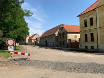 V Lenešicích jsou uzavírky. Probíhá tam totiž rekonstrukce staré kanalizace a vodovodu