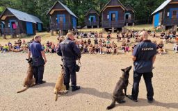 FOTO: Kynologové z věznice přijeli za dětmi na tábor do Lubence. Kromě poslušnosti psů předvedli i zadržení pachatele