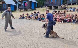 FOTO: Kynologové z věznice přijeli za dětmi na tábor do Lubence. Kromě poslušnosti psů předvedli i zadržení pachatele