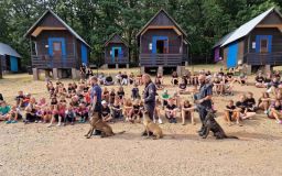 FOTO: Kynologové z věznice přijeli za dětmi na tábor do Lubence. Kromě poslušnosti psů předvedli i zadržení pachatele