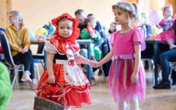 FOTO: Piráti, čarodějové nebo princezny. Děti v Kryrech vyrazily na karneval