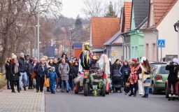 Průvod v maskách, živá hudba nebo koláčky. V Podbořanech si lidé užili masopust