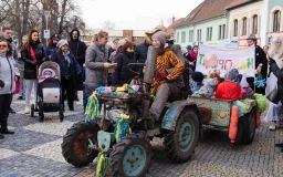 Průvod v maskách, živá hudba nebo koláčky. V Podbořanech si lidé užili masopust