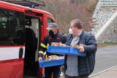 OBRAZEM: Vedení Podbořan udělalo radost dětem a seniorům. Starosta jim rozvezl vánoční štoly