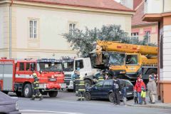 OBRAZEM: V Podbořanech na náměstí už stojí vánoční strom. Viset na něm budou ozdoby od dětí