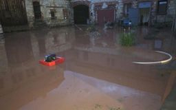 Lokální záplavy, zatopené sklepy i silnice: Hasiči likvidují následky noční bouře