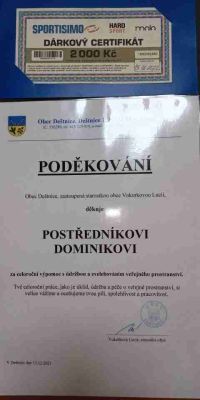 V Deštnici pomáhají místní děti s úklidem. Od radnice dostaly ocenění a dárkovou poukázku