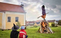 FOTO: Do Stebna se slétli čarodějové a čarodějnice. Vyhlašovala se i Miss