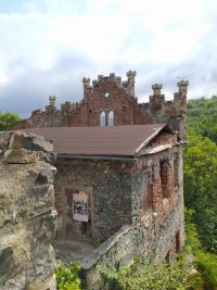 TIP NA VÝLET: Horní Hrad neboli Hauenštejn byl určený k demolici. Dnes se tam turisté můžou i ubytovat