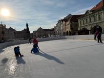 OBRAZEM: Školáci z Bitozevsi vyrazili do Žatce na kluziště. Učitelkám pomáhali učit děti bruslit i rodiče