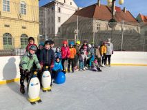 OBRAZEM: Školáci z Bitozevsi vyrazili do Žatce na kluziště. Učitelkám pomáhali učit děti bruslit i rodiče