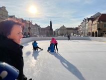 OBRAZEM: Školáci z Bitozevsi vyrazili do Žatce na kluziště. Učitelkám pomáhali učit děti bruslit i rodiče