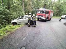 OBRAZEM: Auto sjelo u Peruce ze silnice, skončilo ve srázu v lese