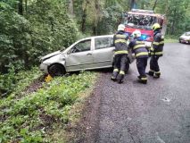 OBRAZEM: Auto sjelo u Peruce ze silnice, skončilo ve srázu v lese