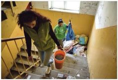 OBRAZEM: Úklidová firma zveřejnila, jak to vypadá při její práci v bloku 92 v Mostě