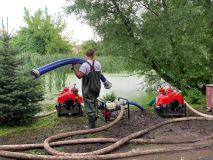 AKTUÁLNĚ/OBRAZEM: Hasiči zasahuji v Březně u Postoloprt. Místní rybník totiž přetekl a voda zaplavila sklepy a pozemky několika domů