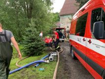 AKTUÁLNĚ/OBRAZEM: Hasiči zasahuji v Březně u Postoloprt. Místní rybník totiž přetekl a voda zaplavila sklepy a pozemky několika domů