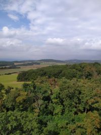 TIP NA VÝLET: Z rozhledny Radejčín, známé i jako Dubice, je vidět Říp i hrad Kamík