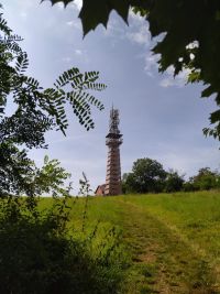 TIP NA VÝLET: Z rozhledny Radejčín, známé i jako Dubice, je vidět Říp i hrad Kamík