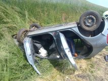 Záchranáři zasahovali u dopravní nehody u Lužce. Auto tam vylétlo ze silnice