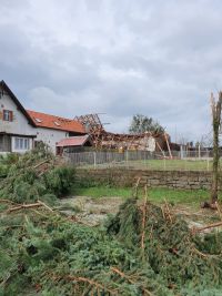 Policisté z Loun ve svém volnu pomáhali v bouří zpustošeném Stebně