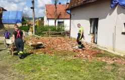 Policisté z Loun ve svém volnu pomáhali v bouří zpustošeném Stebně