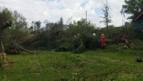 Policisté z Loun ve svém volnu pomáhali v bouří zpustošeném Stebně