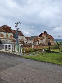 Policisté z Loun ve svém volnu pomáhali v bouří zpustošeném Stebně
