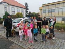 OBRAZEM: Strážníci ze Žatce navštívili děti ve školičce Sedmikrásky