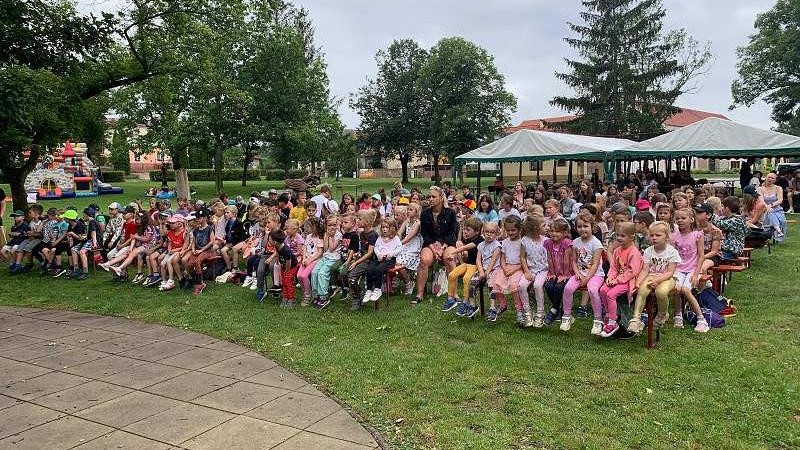 Konec školního roku, jak ho oslavili školáci z Březně u Chomutova. Foto: Jitka Fárová