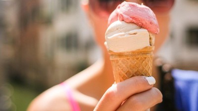 V Česku se loni vyrobilo historicky druhé největší množství zmrzliny. Kolik za ni utratíme?