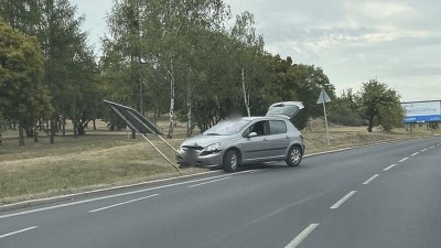AKTUÁLNÍ NEHODY: V Mostě vůz trefil dopravní značku, pro havarovaného motorkáře spěchala záchranka
