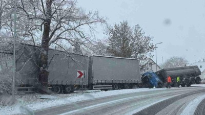 AKTU&Aacute;LNĚ: Sněžen&iacute; komplikuje dopravu na Lounsku. Policist&eacute; ře&scaron;&iacute; vypro&scaron;ťov&aacute;n&iacute; na D7 i střet kamionů