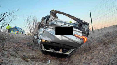 AKTUÁLNĚ: Na dálnici D7 před Chomutovem skončilo auto v příkopu