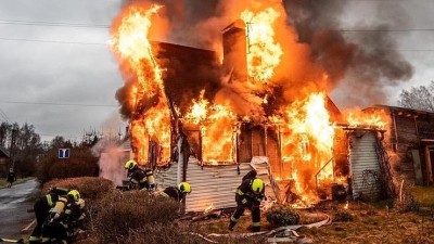 OBRAZEM: Při mohutném požáru chaty zemřel člověk, další skončil v péči záchranářů