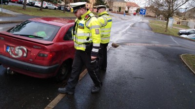 Zfetovaný řidič vyhrožoval policistům smrtí. Nelíbilo se mu, že ho eskortovali na oddělení