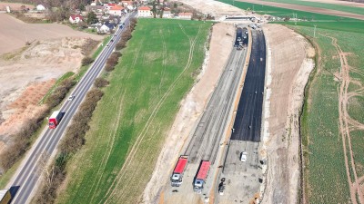 OBRAZEM: Silnič&aacute;ři dokumentuj&iacute; pokrok na d&aacute;lnici. Od Panensk&eacute;ho T&yacute;nce na Prahu se ale řidiči i nad&aacute;le mus&iacute; obrnit trpělivost&iacute;