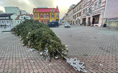 VIDEO: V Litvínově se v neděli silném větru zlomil vánoční strom, zřítil se na náměstí